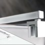 Detailaufnahme: Sanotechnik Duschwand Grande mit Drehtür, Klarglas und Chrom-Halterung.