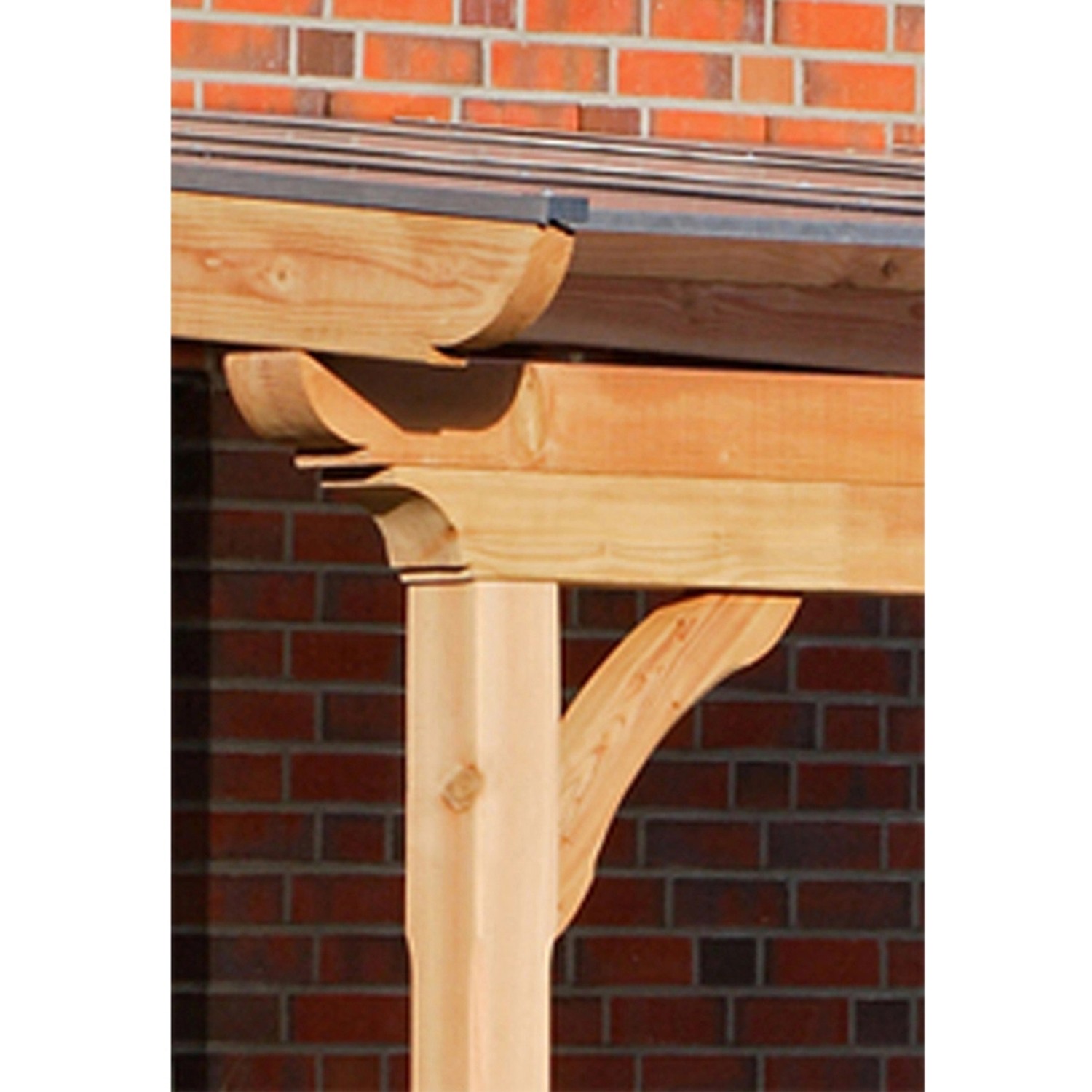 Detailansicht der Skan Holz Terrassenüberdachung Ravenna aus Douglasie in Nussbaum.