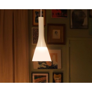 Weiße Philips Hue LED Pendelleuchte Explore mit Dimmer für stimmungsvolles Licht.