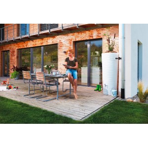 Natura 2in1 Regenwasserbehälter 350 l Weiß mit Pflanzschale im Garten.