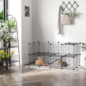 PawHut Freigehege: Schwarzes, modulares Gittergehege für Kleintiere mit zwei Kaninchen auf Teppich.