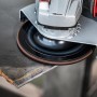 Bosch Expert Vliesscheibe N880 (Ø 125 mm, K120) im Einsatz auf Metall.