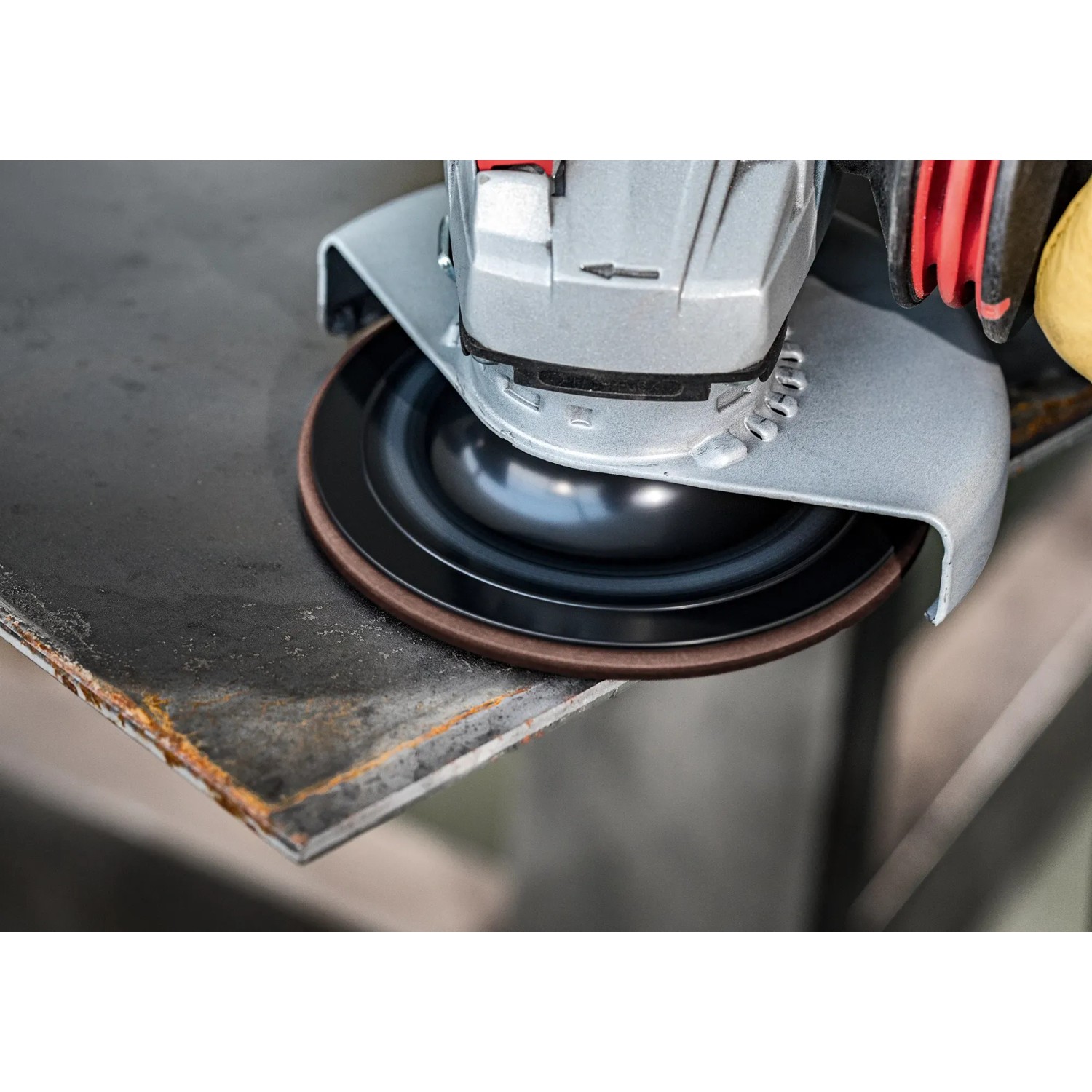 Bosch Expert Vliesscheibe N880 (Ø 125 mm, K120) im Einsatz auf Metall.