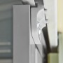 Detailaufnahme: Metall-Gerätehaus Globel Industries, silberfarbene Türführung.