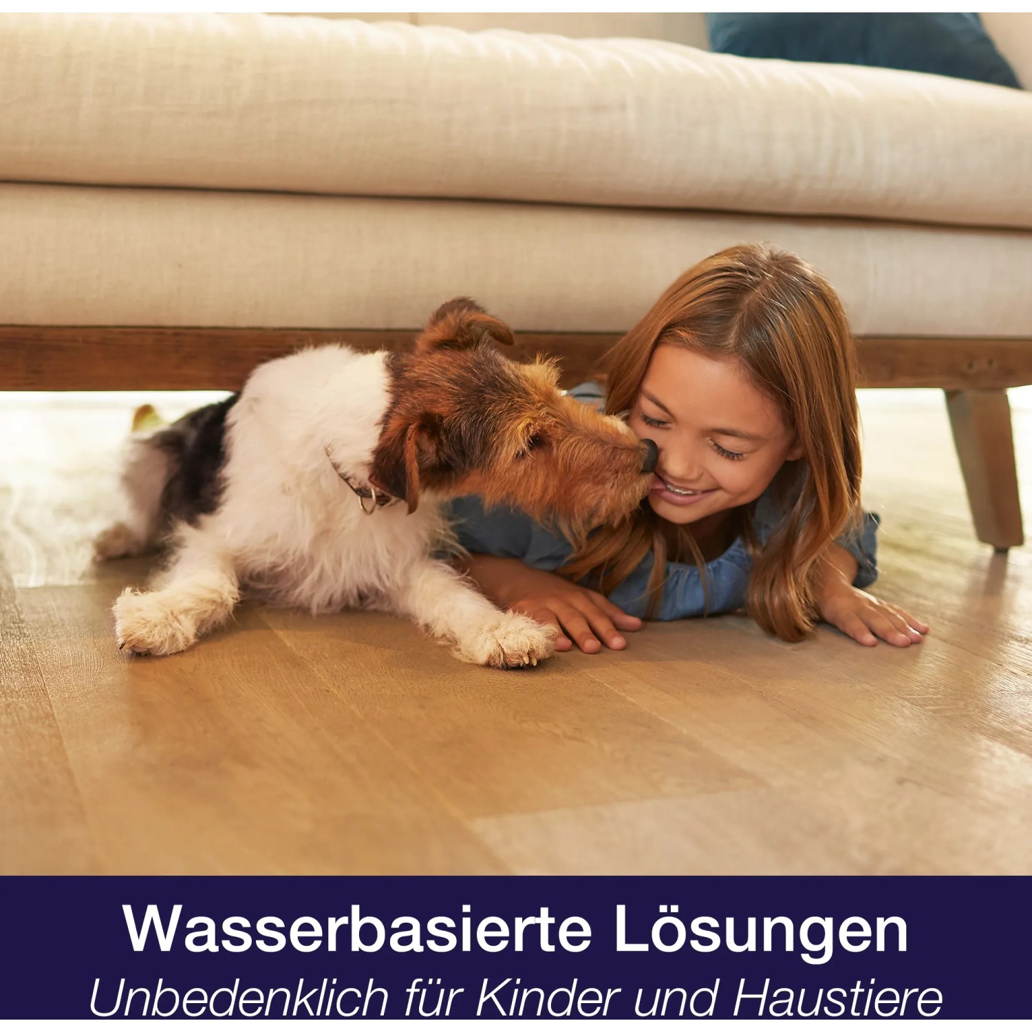Mädchen und Hund auf gereinigtem Parkettboden. Bona Parkettreiniger für saubere Böden.