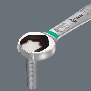 Wera Joker Maul-Ringratschenschlüssel 18 mm im Einsatz an Schraube.