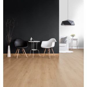 Wohnraum mit Schöner Wohnen Trendfarbe New Black (matt) an der Wand, kombiniert mit hellem Boden.