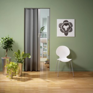 Graue Falttür Spacy Aluminium, 84x205 cm, im modernen Wohnraum.