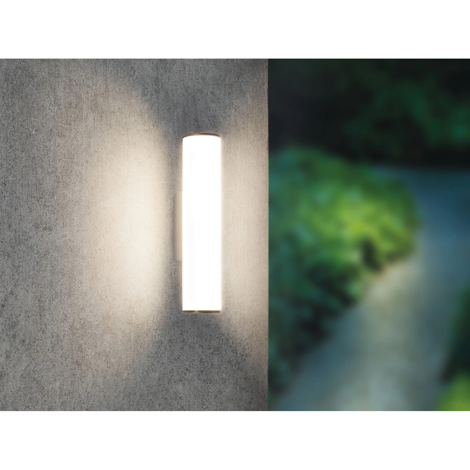 Dunkelgraue OBI LIGHTING LED-Außenwandleuchte Luino an einer Wand. Zylindrische Form, warmweißes Licht.