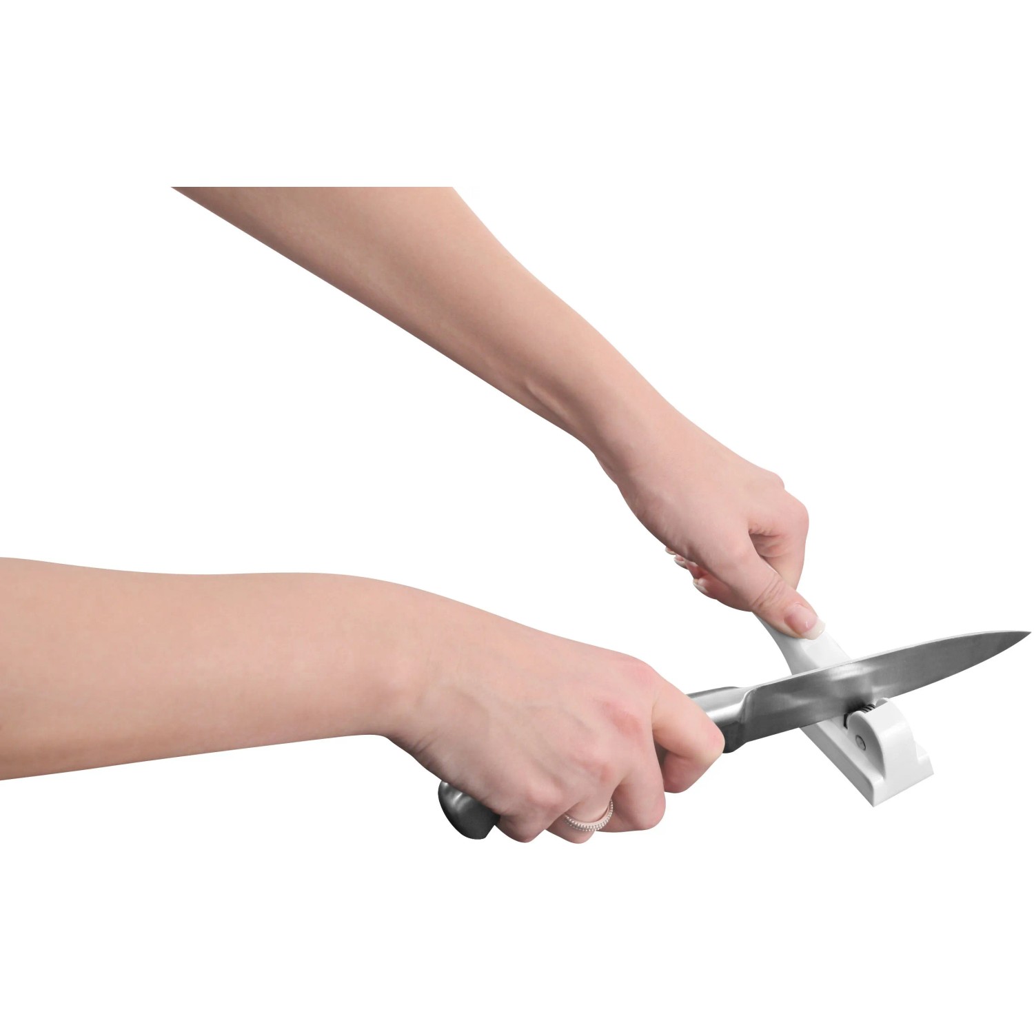 Fackelmann Messerschärfer Arcadalina in Weiß/Silber im Einsatz zum Schärfen eines Messers.