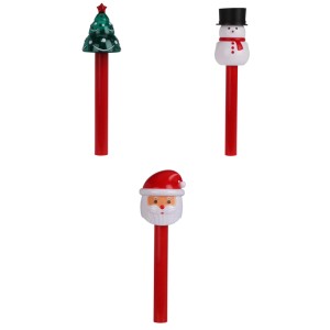 Drei bunte Solarleuchten für Weihnachten: Schneemann, Weihnachtsmann, Weihnachtsbaum auf roten Erdspießen. Weihnachtsdekoration.