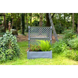 Grauer KHW Pflanzkasten mit Spalier, 140x100x43 cm, bepflanzt im Garten.