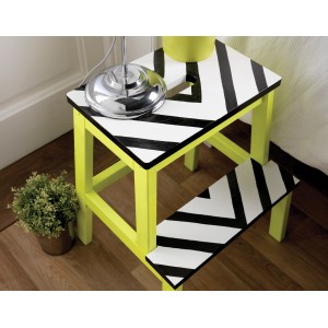 Neon-gelber Tritthocker mit schwarz-weißem Zickzackmuster, bemalt mit Rust-Oleum Little Stars Neon Sonnenstrahl.