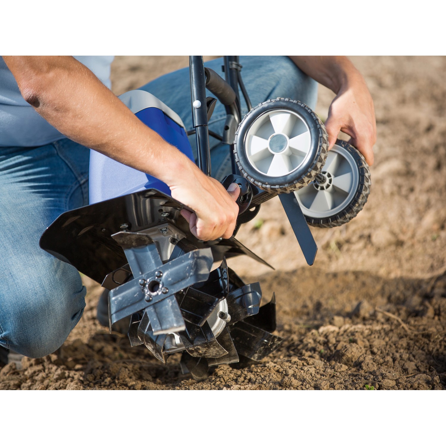 LUX Elektro-Bodenhacke E-BH 1400-43 im Einsatz: Detailaufnahme der Hackmesser und Räder.