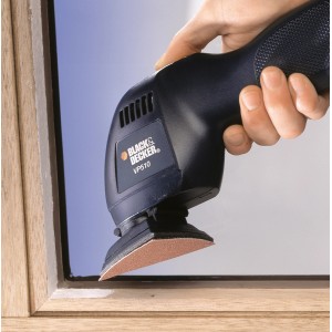 LUX Haftdreieck K60 für Black+Decker Versaschleifer beim Schleifen eines Holzfensters.