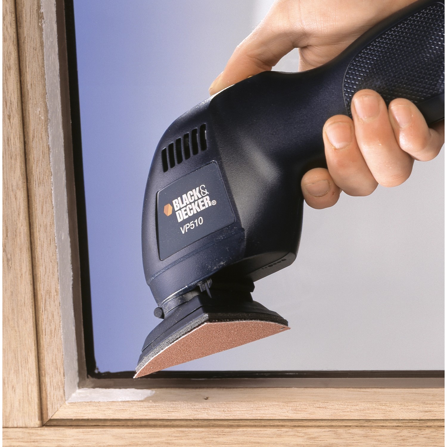LUX Haftdreieck K60 für Black+Decker Versaschleifer beim Schleifen eines Holzfensters.