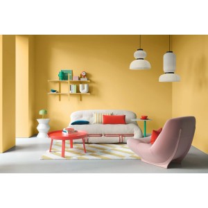 Wohnzimmer mit leuchtend gelber Alpina Innenfarbe Pantone Yarrow. Modernes Interieur, Sofa, Sessel. Bunte Wandfarbe Gelb.