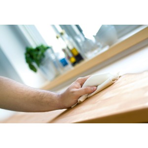 Hand ölt Holz mit LUX Baumwolltuch. Ideal für Oberflächenbehandlung.