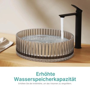 Rundes Emke Glas Aufsatzwaschbecken grau, strukturiert, mit Wasser und schwarzer Armatur auf Waschtisch.