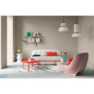 Modernes Wohnzimmer mit Wänden in Alpina Innenfarbe Pantone Feather Gray Graubeige. Matte Wandfarbe für ruhige Räume.
