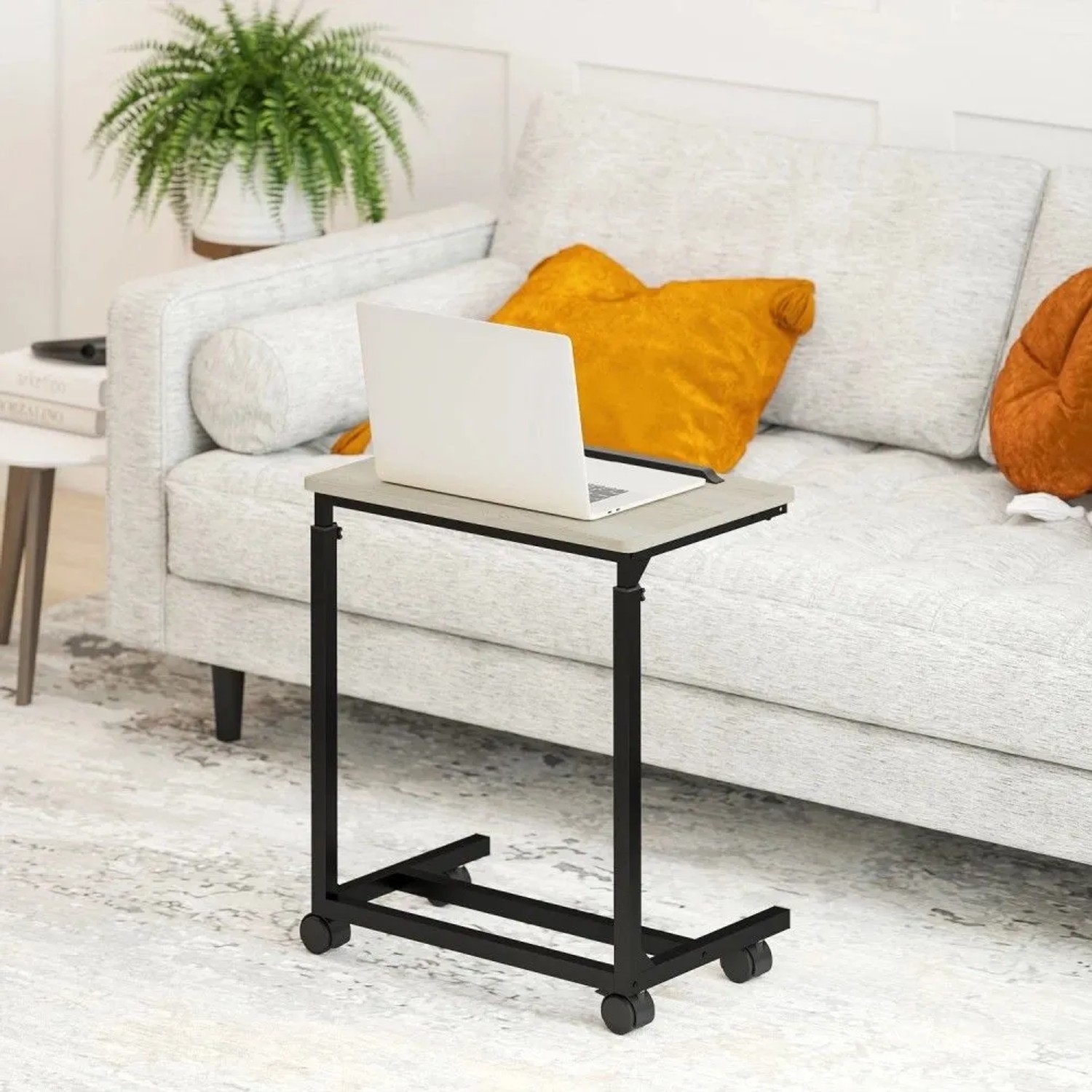 HOMCOM Beistelltisch Eiche/Schwarz, höhenverstellbar, rollbar, mit Laptop am Sofa. Ideal als Wohnzimmertisch.