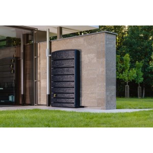 Schlanker, grauer 4rain Wandtank Extra Slim Stone Decor 400 l in Steinoptik an Hauswand.