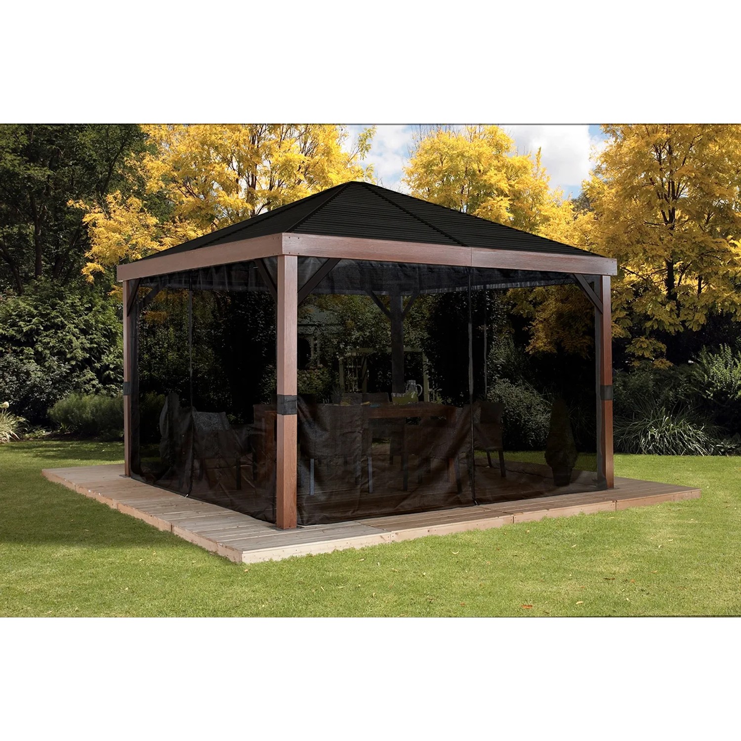 Sojag Pavillon Valencia Holz 363x363 cm mit Moskitonetz im Garten.