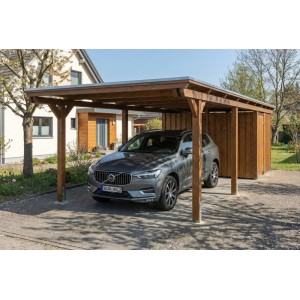 Carport Emsland aus Nussbaumholz mit Flachdach, Stahl-Dachplatten und integriertem Abstellraum. Auto parkt darunter.