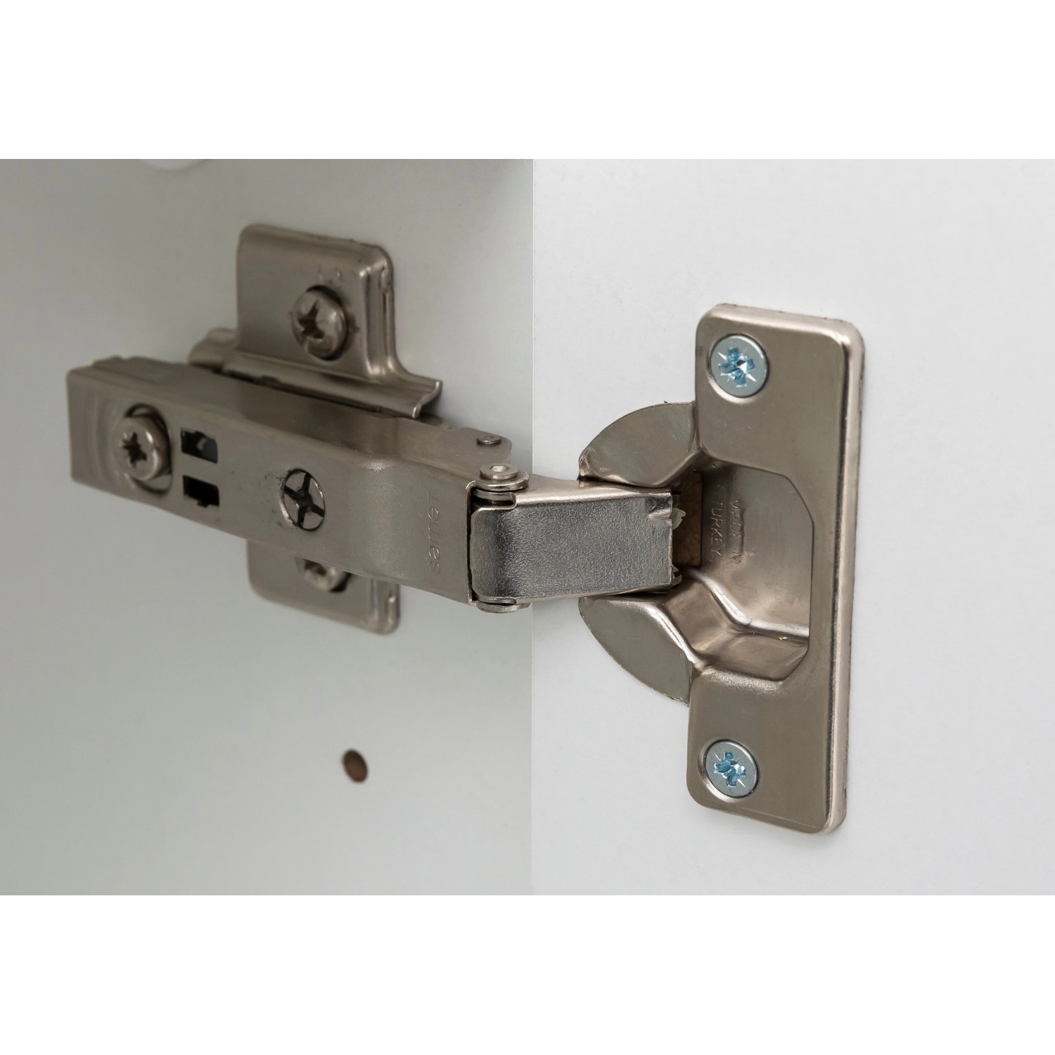 Detailaufnahme: Scharnier am Held Möbel Bad-Hochschrank Verona, Teil der Bad-Hochschränke Kategorie.