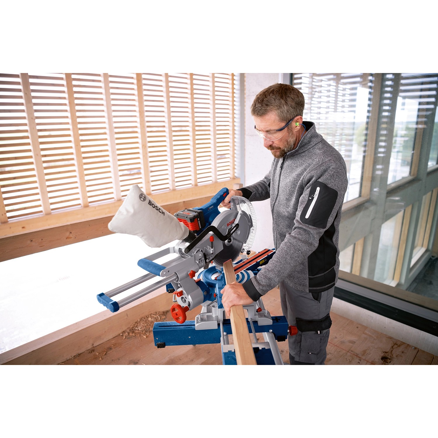 Bosch Professional GCM 18V-254 D Akku-Kapp- und Gehrungssäge im Einsatz beim Holzzuschnitt.