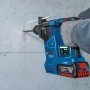 Bosch Professional 18V Akku-Bohrhammer GBH 18V-24 C beim Bohren in Betonwand.