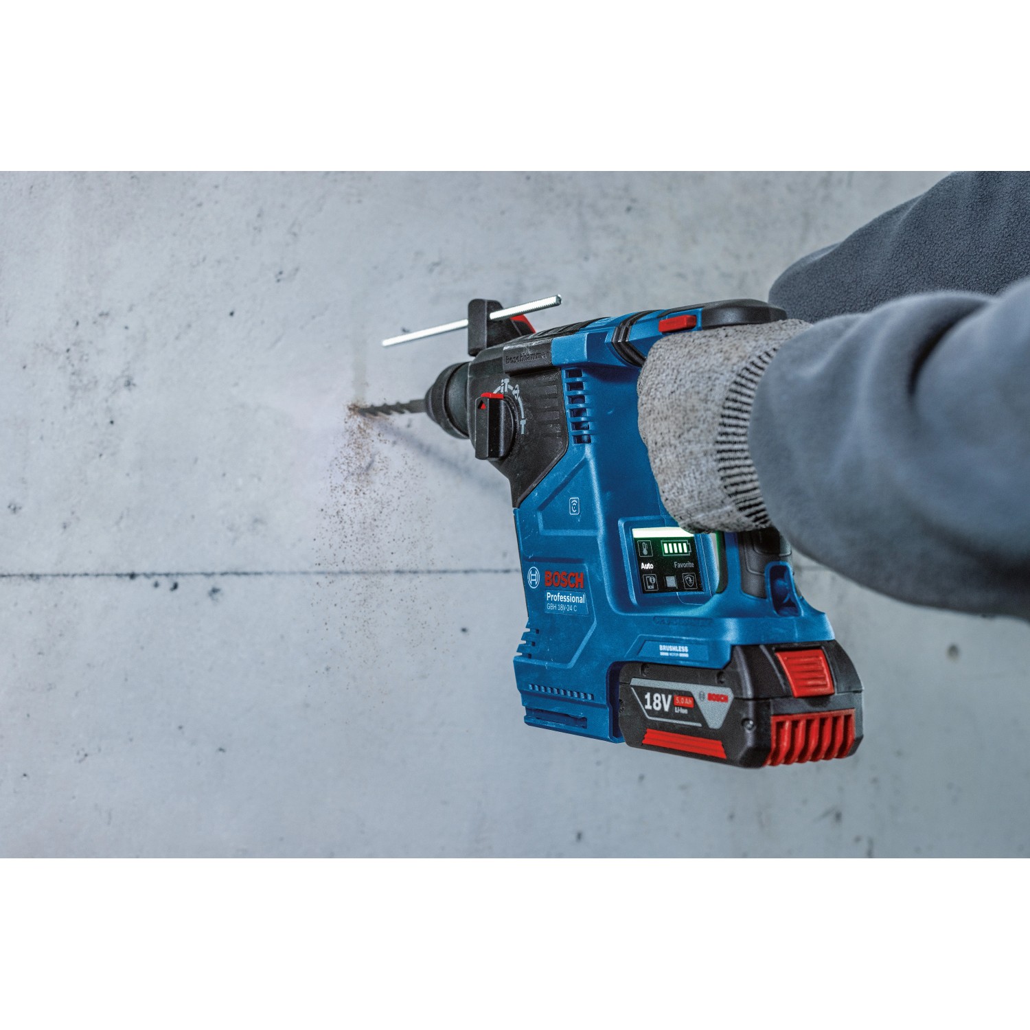 Bosch Professional 18V Akku-Bohrhammer GBH 18V-24 C beim Bohren in Betonwand.