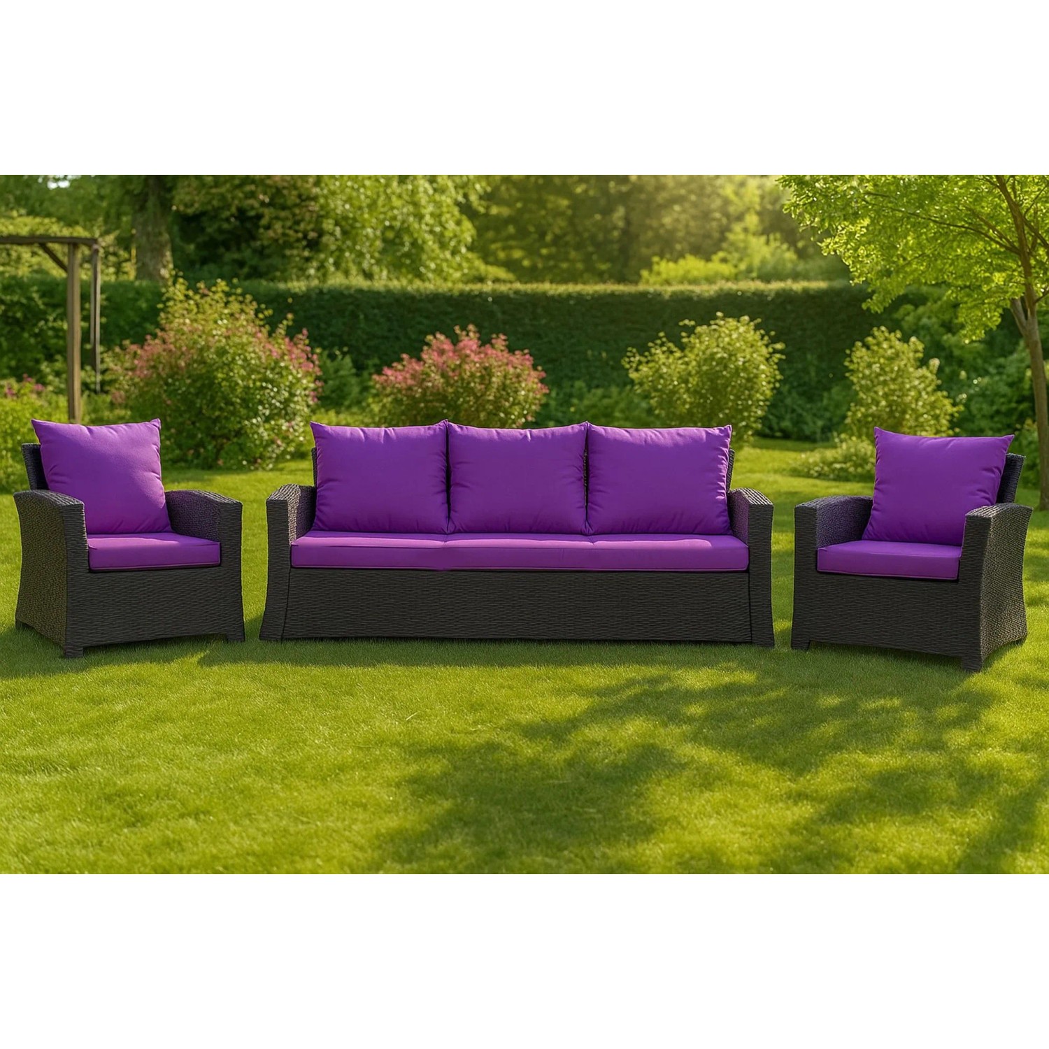 Violettes 3-Sitzer Gartensofa mit Sessel und Kissen aus Polyrattan im Garten.