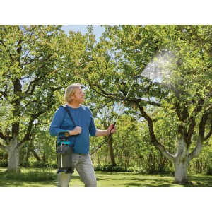 Gardena Drucksprüher Plus 5 l im Einsatz: Mann sprüht Bäume im Garten mit dem Drucksprühgerät.