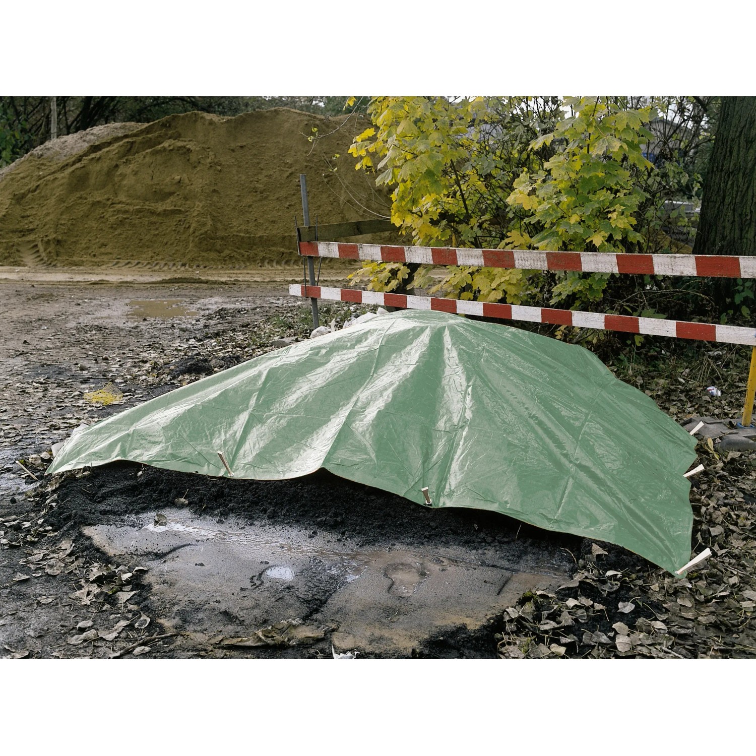 Grüne LUX Gewebeplane 2x3m aus PE-Kunststoff zum Abdecken und Schutz vor Nässe.