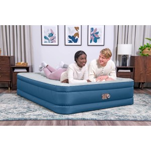 Bestway Luftbett Fortech Doppel mit Elektropumpe, blau, mit Paar im Schlafzimmer.