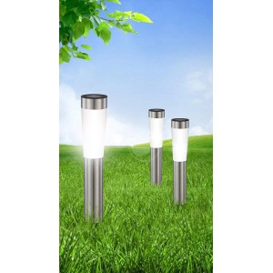 Globo LED Solar Erdspieße aus Edelstahl und Kunststoff im Garten.