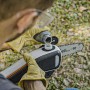 Mann füllt Öl in Litheli Akku-Hochentaster. Kettensäge mit 20 cm Schwert.