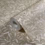 Glööckler Vliestapete Imperial Feder Uni Beige, Detailansicht der Federoptik.