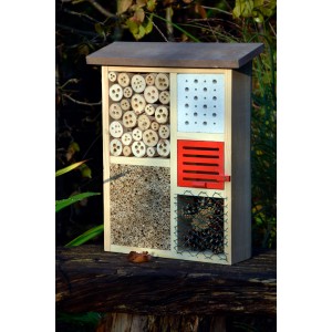 Großes Insektenhotel aus Holz für Wildbienen, Ohrwürmer und andere Nützlinge.