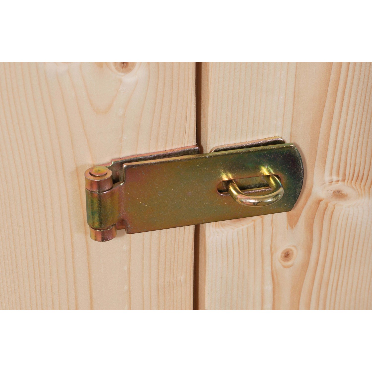 Detailaufnahme: Goldfarbener Riegel an Holztür vom Karibu Gartenhaus Egersund.