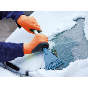 Orangefarbene LUX-TOOLS Winterhandschuhe Gr. 9 mit Anti-Rutsch-Beschichtung beim Eiskratzen.