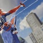 Komar Spider-Man Fototapete: Spider-Man schwingt sich vor Wolkenkratzern an seinem Netz.