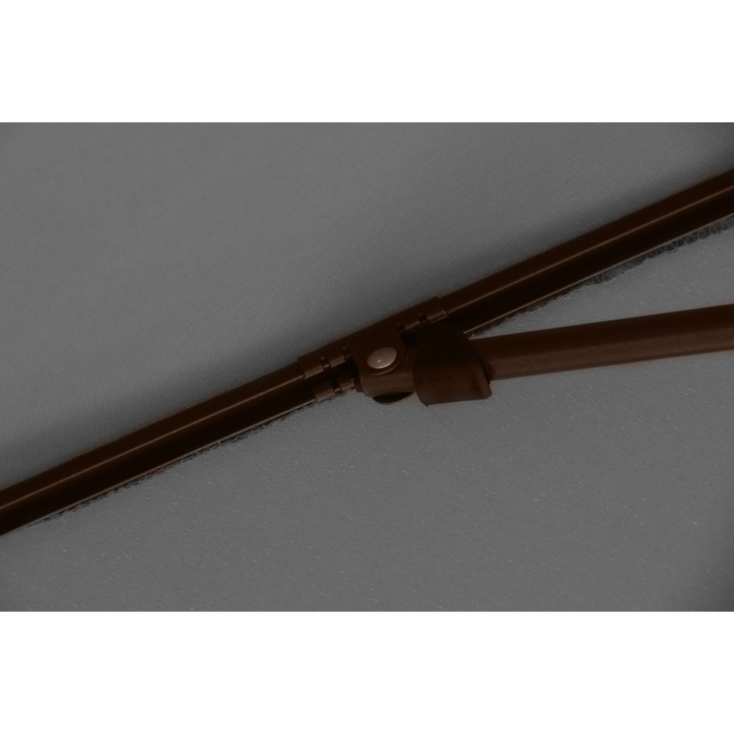 Detailaufnahme: Anthrazitfarbener Balkonschirm Hernando, Gestell mit Push-Up-Funktion.