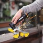 Worx MakerX Mini-Winkelschleifer WX741.9 im Einsatz beim Schleifen von Metall, Funken sprühen.