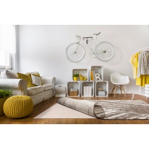 Beige Luxor Living Teppichunterlage (160x200 cm) unter einem Teppich im Wohnzimmer.