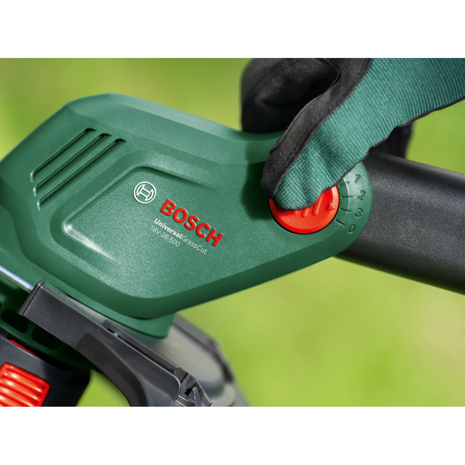 Detailaufnahme des Bosch Akku-Rasentrimmers UniversalGrassCut 18V-26-500 mit rotem Einstellknopf.