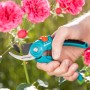 Gardena Gartenschere B/S-M im Einsatz beim Rosenschnitt. Bypass-Schere mit blau-schwarzem Griff.