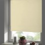 Naturfarbenes Thermo Rollo (90x210 cm) von Gardinia EasyFix am Fenster.