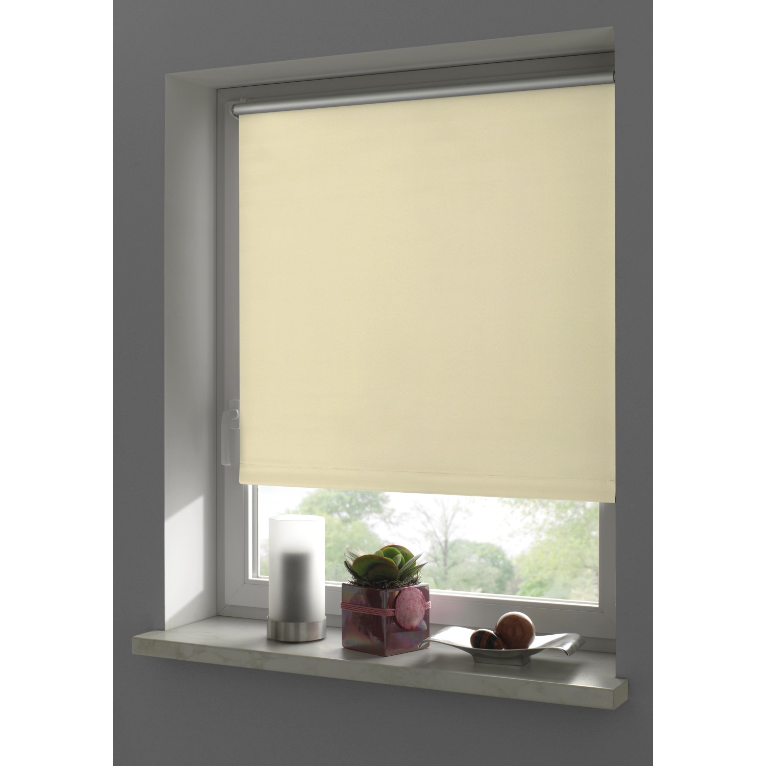 Naturfarbenes Thermo Rollo (90x210 cm) von Gardinia EasyFix am Fenster.